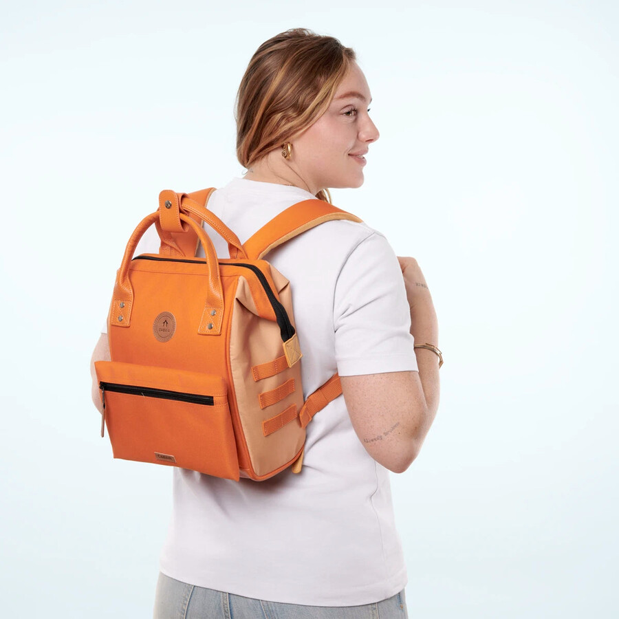 rucksack-abenteurer kleines gras