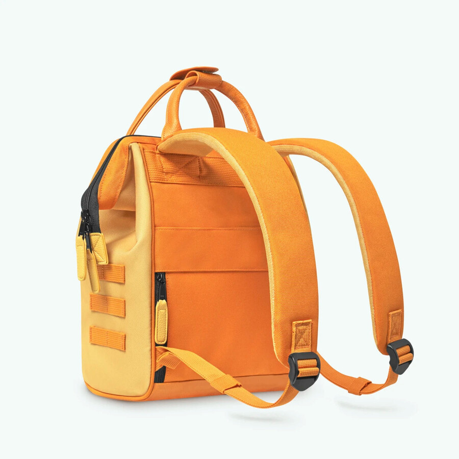 rucksack-abenteurer kleines gras
