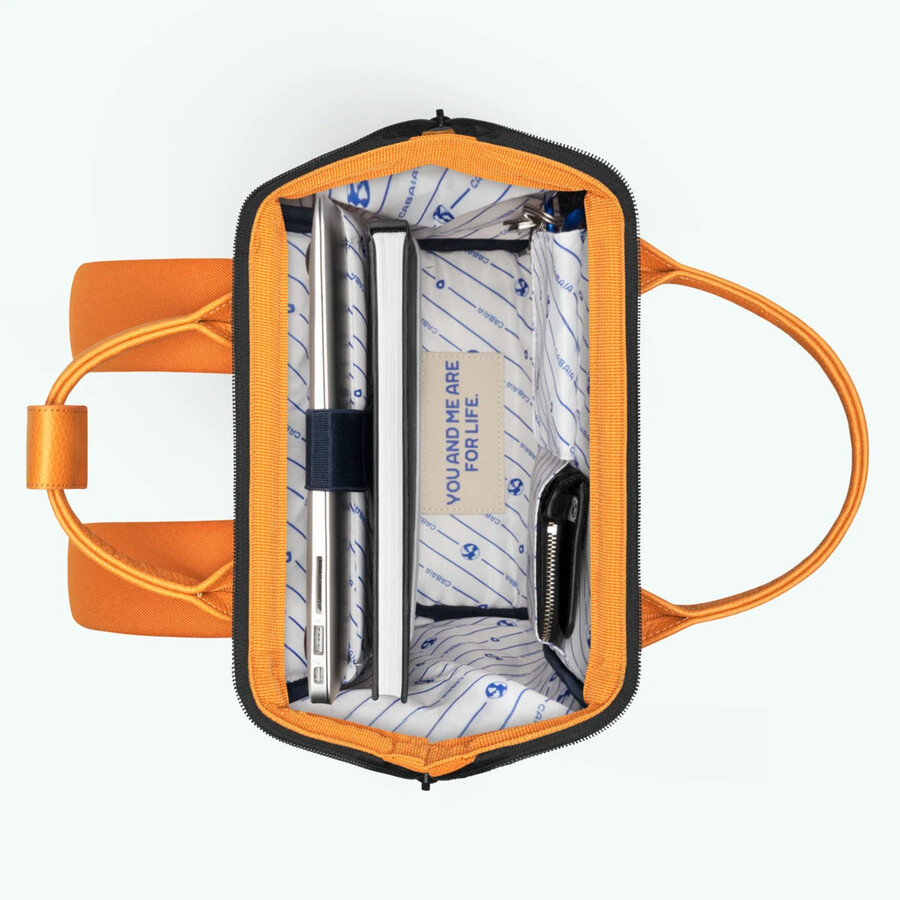 rucksack-abenteurer kleines gras