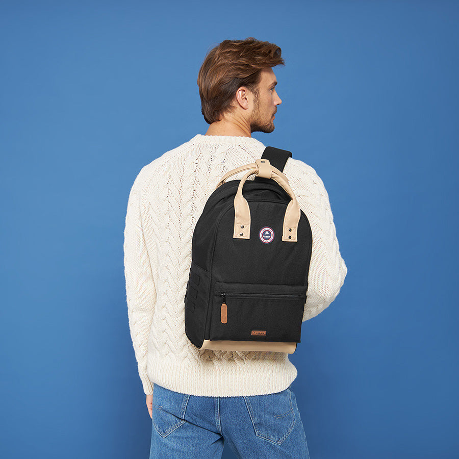 klassischer schwarzer rucksack – größe m