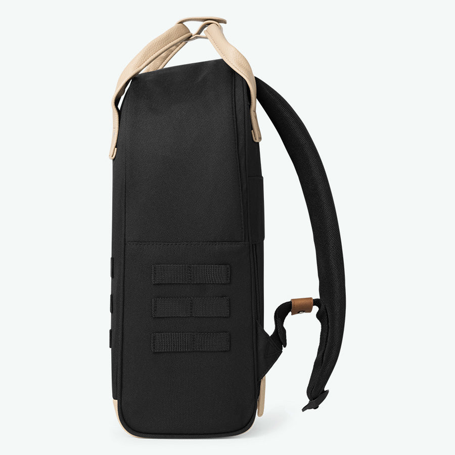 klassischer schwarzer rucksack – größe m